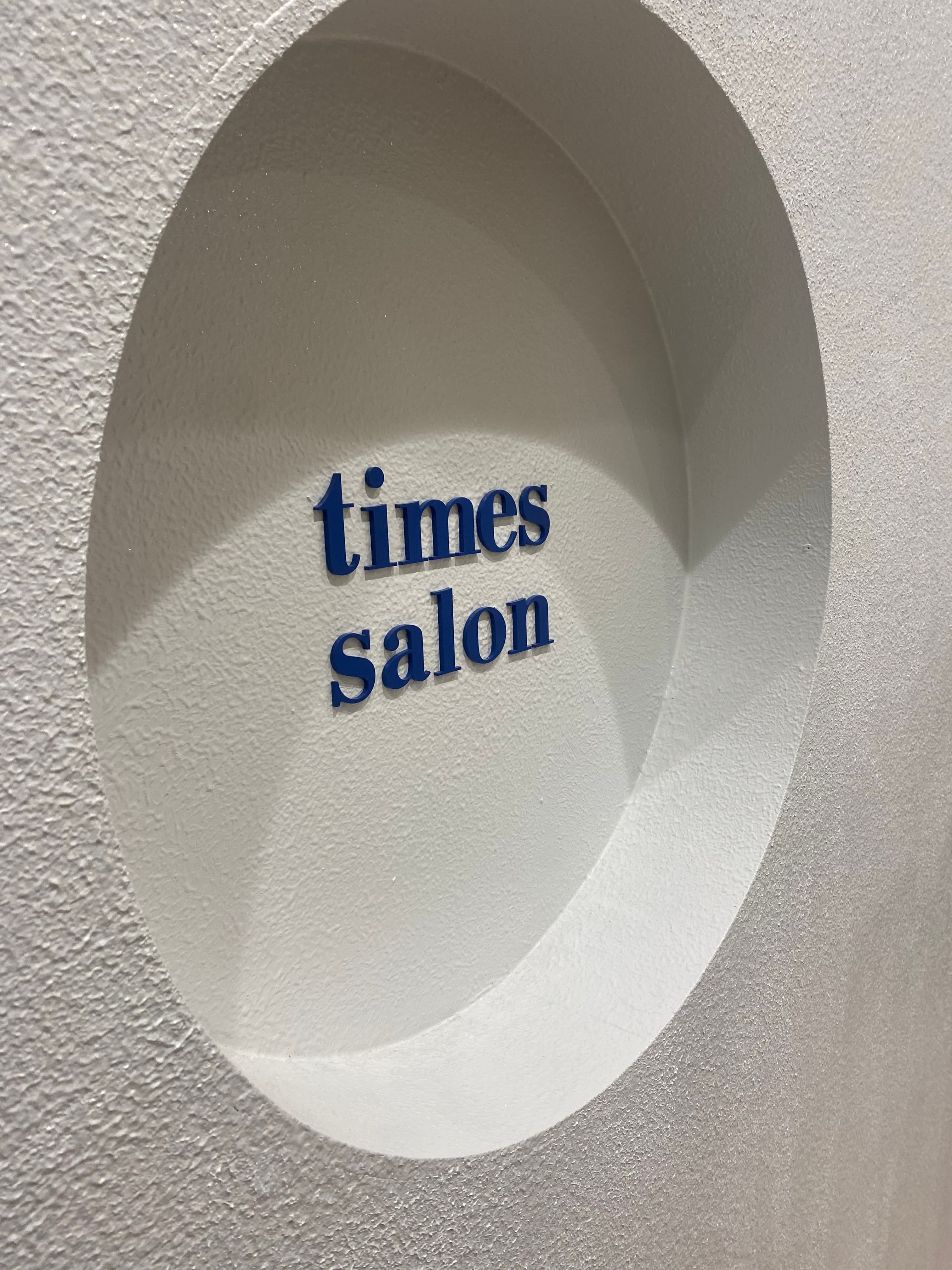シェアサロン壁面のサイン(times salon)