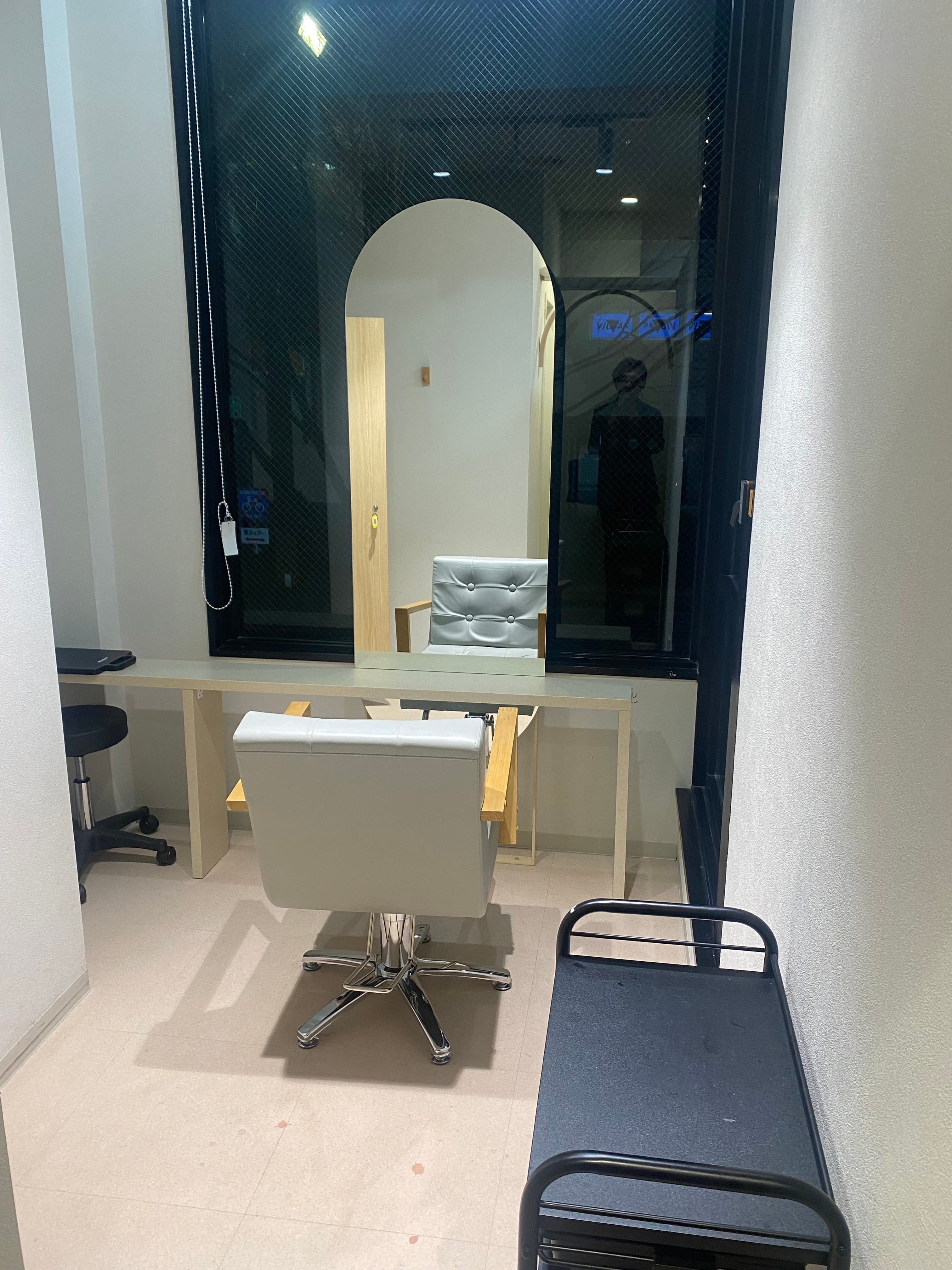 施術チェアと鏡越しのプライベート空間