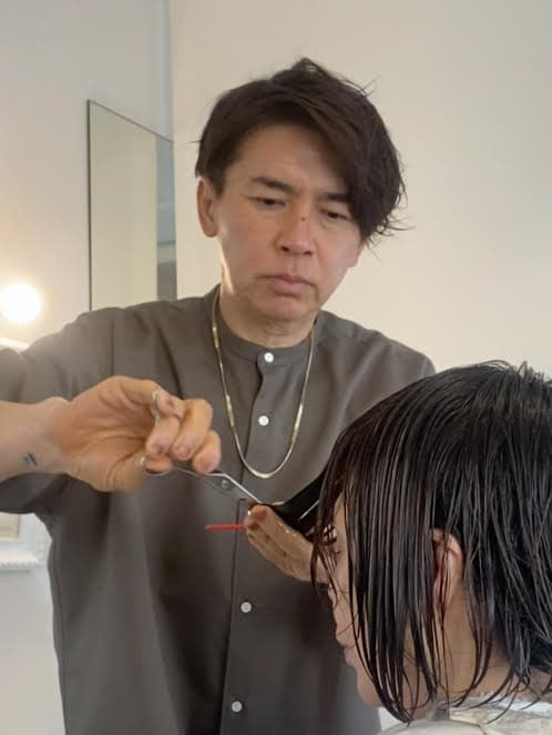 代表がカットを施している施術風景
